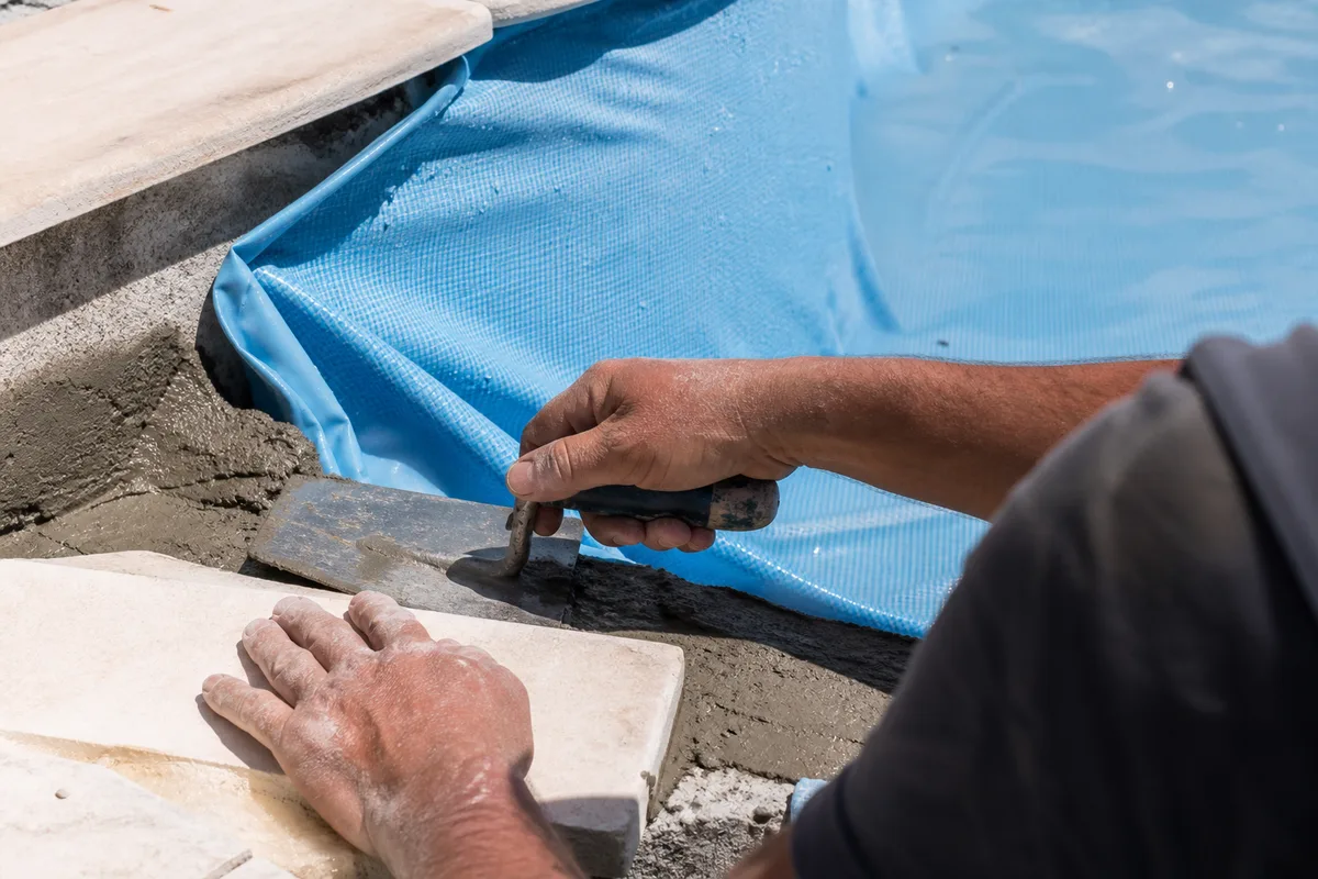 Rénovation d’un bassin avec pose de liner armé et margelles en pierre reconstituée