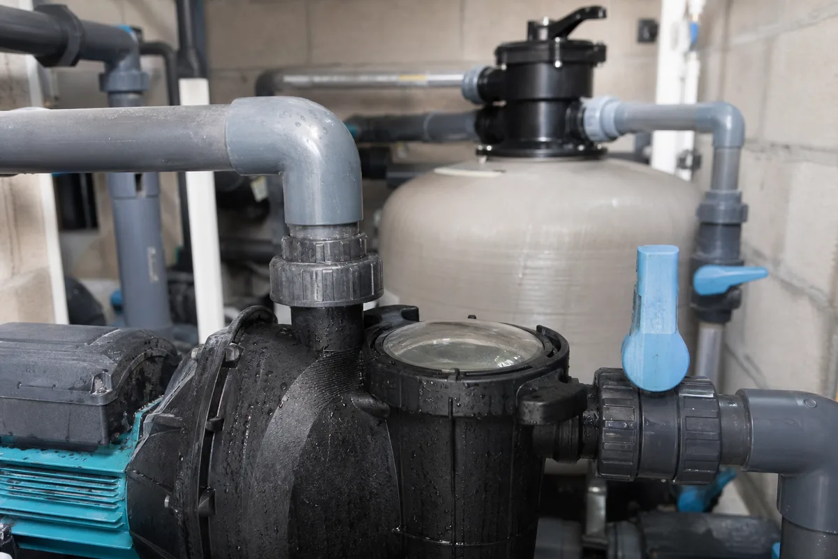 Local technique de piscine avec pompe de filtration prêt pour l’hivernage